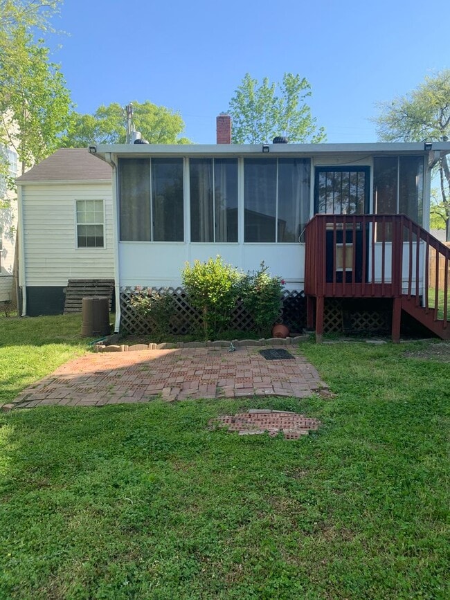 Building Photo - Cozy 2 Bed/ 1 Bath Home with Large Sun Room and Fenced Yard in Sylvan Park, Pet Friendly....