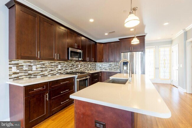 Building Photo - 153 Levering St