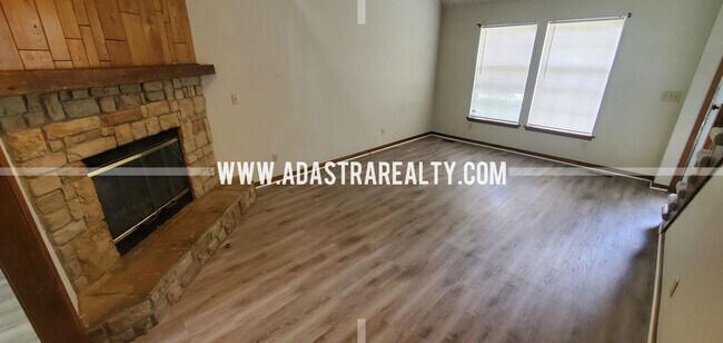 Building Photo - Affordable Duplex in Blue Valley School District-Available NOW!!