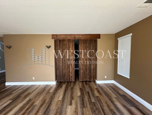 Building Photo - Bright & Spacious 4-Bed Townhome in Prime ...