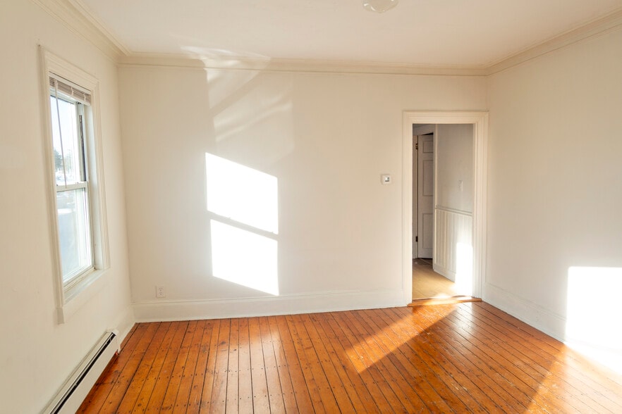 Living room without furniture. - 30 Royal St