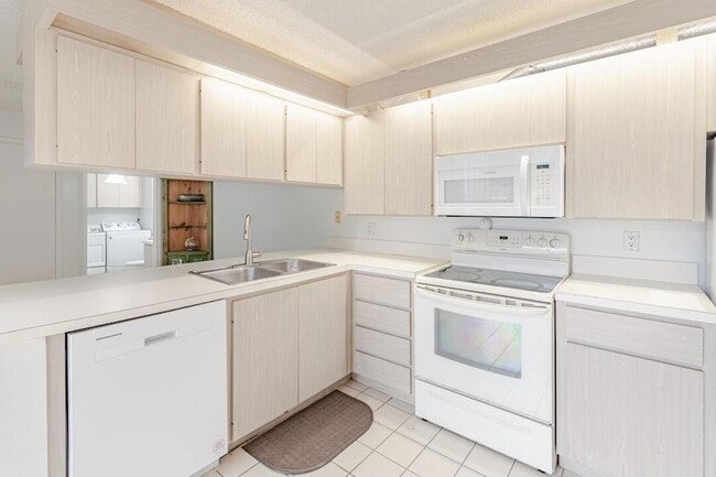 Building Photo - 3261 SW Sunset Trace Cir