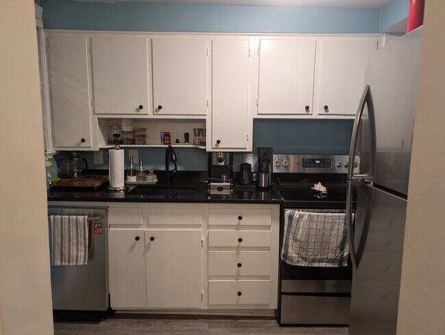 Building Photo - 1936 Smallwood Dr