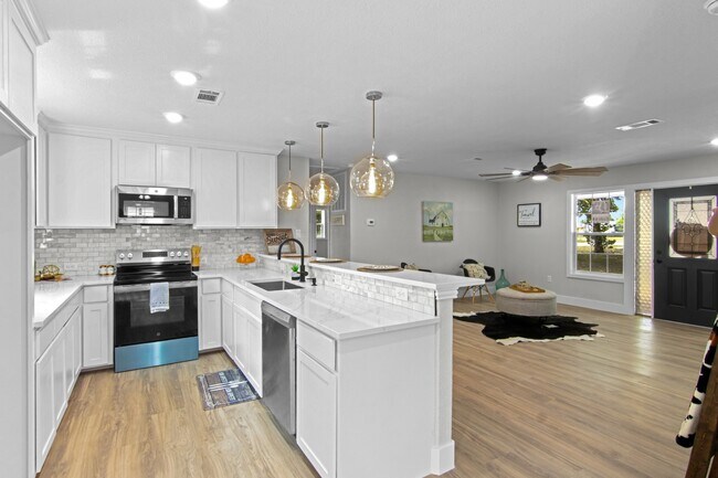 Building Photo - 15529 Pine St