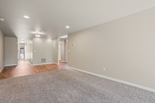 Building Photo - Prime SE Boise 3bd/2ba Townhome with 2-Car Garage