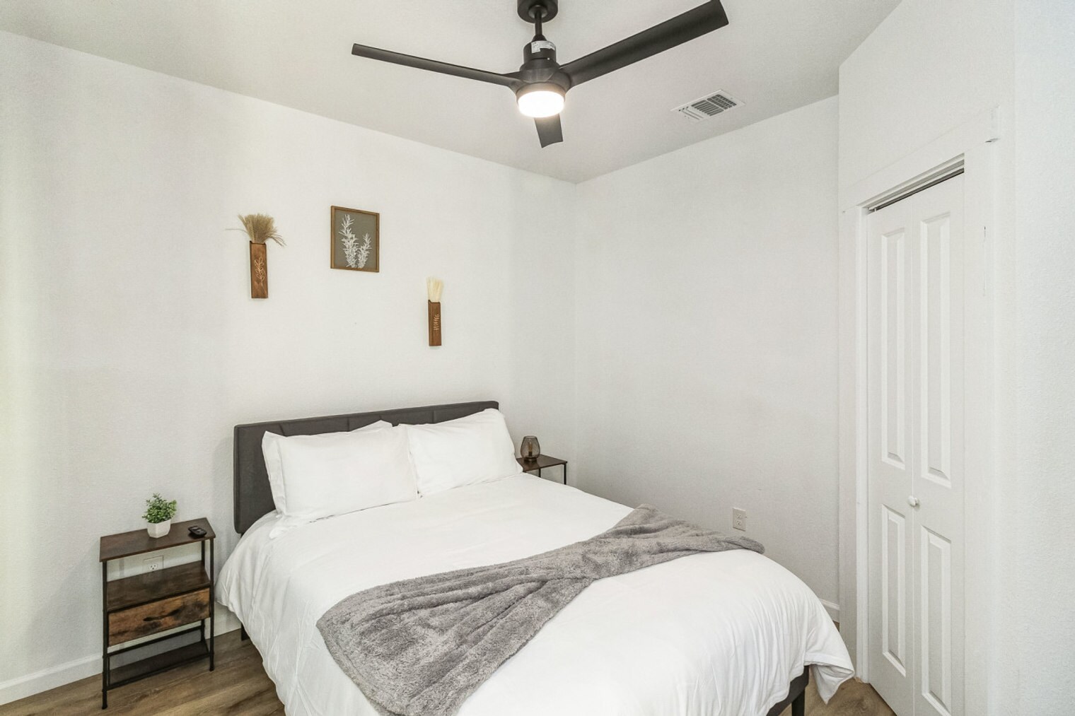 Building Photo - 2306 E Houston St