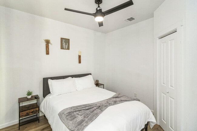 Building Photo - 2306 E Houston St