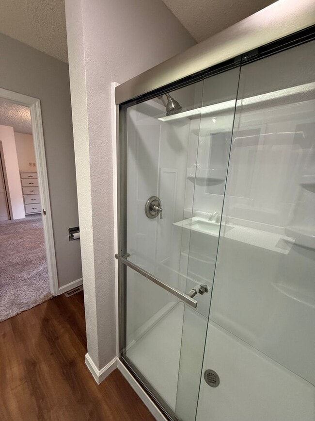 Building Photo - Large  two bedroom, two bathroom, pet friendly home!