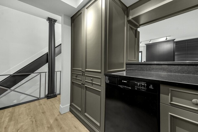 Building Photo - 3 Bedroom Luxury Condo