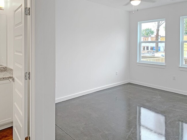 Building Photo - Modern 2 Bed, 2 Bath Condo with Fenced Yar...