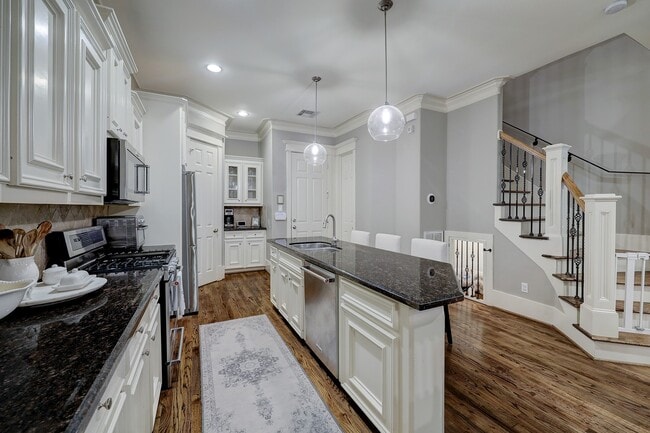 Building Photo - 1126 W 17th St