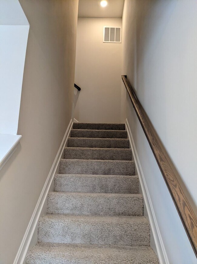 Building Photo - Three level townhouse in The Preserve at Tuscarora Creek community ready by mid September!