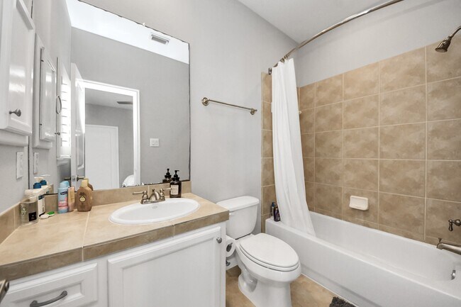 Building Photo - 584 Bomar St