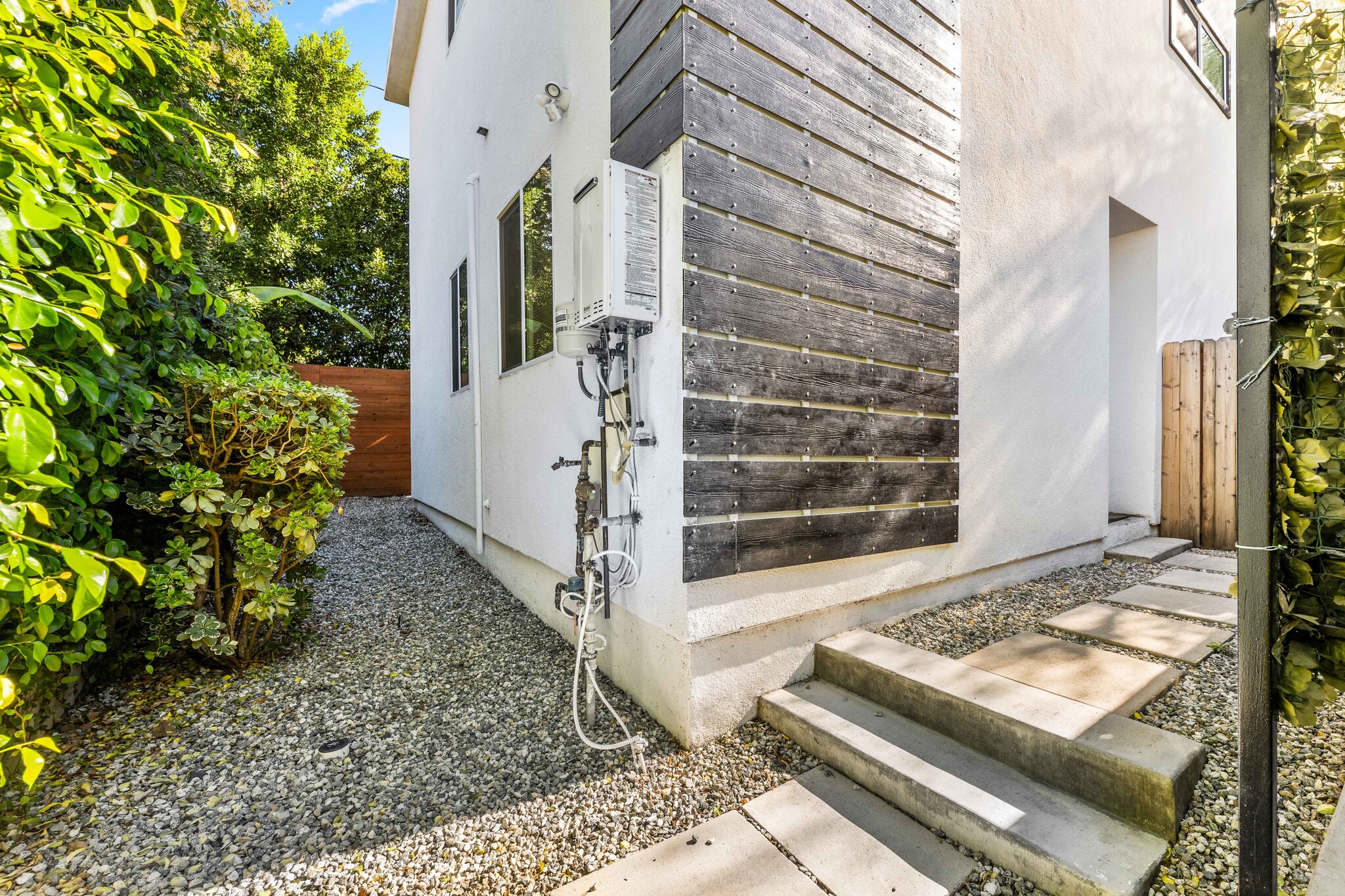 Building Photo - 5702 Vanalden Ave