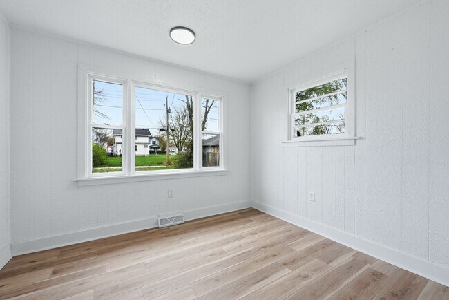 Building Photo - Updated 3BR with Fresh Finishes