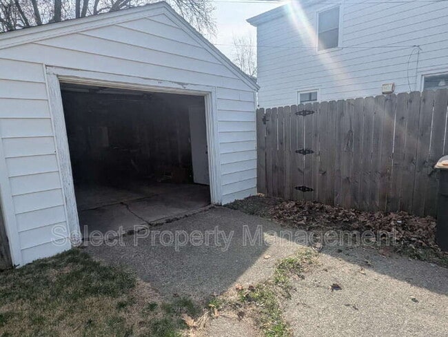 Building Photo - 1523 Curdes Ave