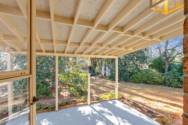 Building Photo - 2201 Knollwood Dr