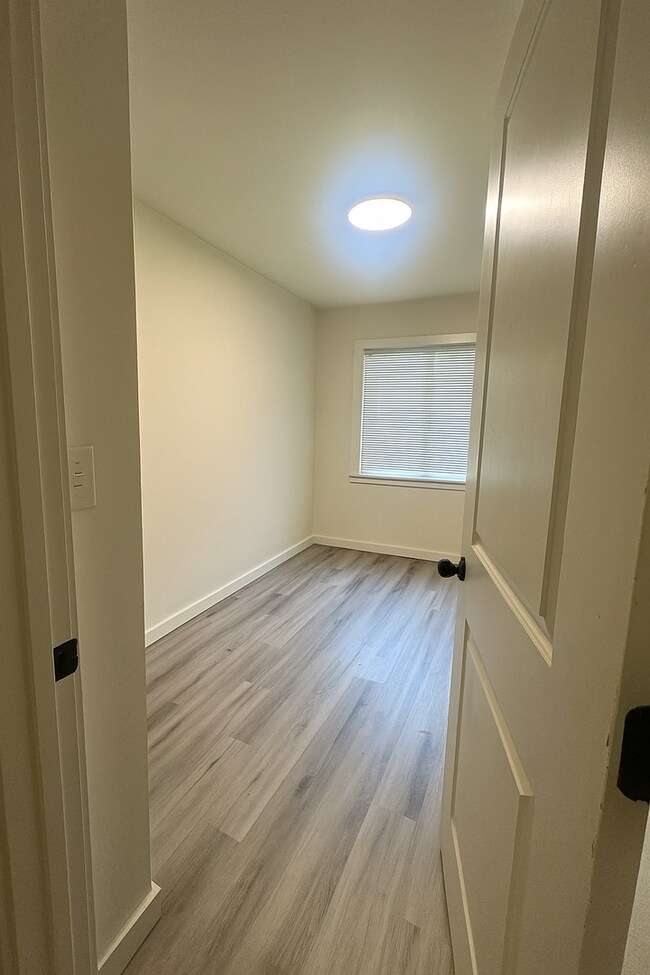 Building Photo - Cozy 3-Bedroom Rambler with Large Fully Fe...