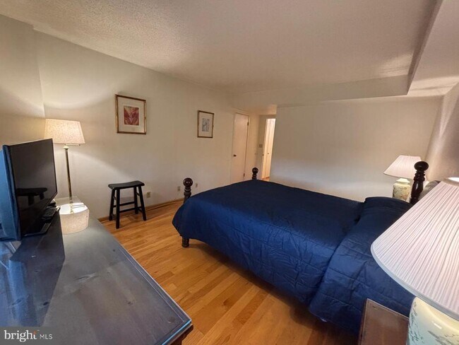 Building Photo - 5903 Mt Eagle Dr