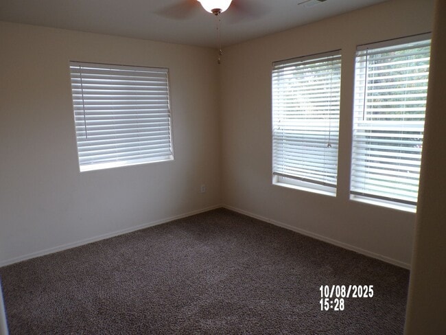 Building Photo - Spacious 3 bed 2 bath private cul-de-sac