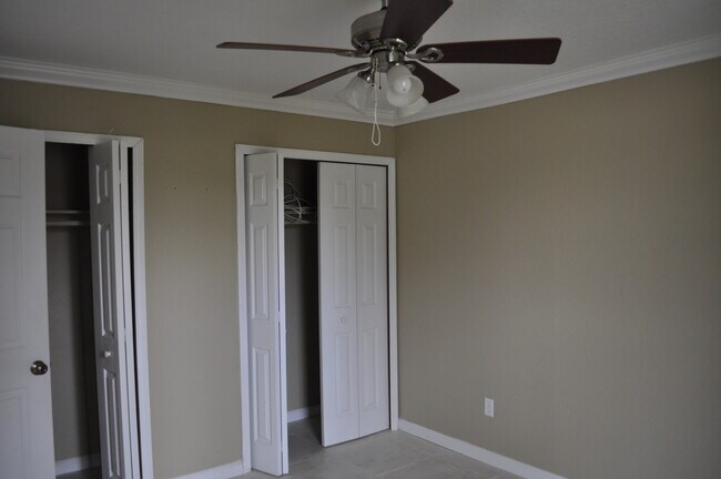 Building Photo - 10385 N Kendall Dr