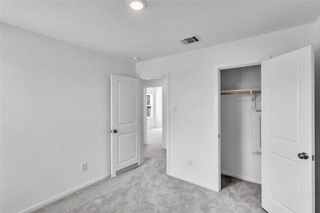 Building Photo - 27627 Village Cir Dr