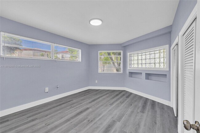 Building Photo - 1659 NE Miami Gardens Dr