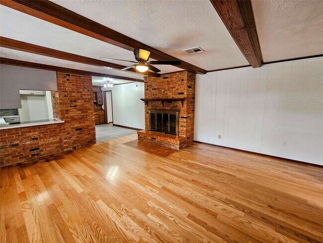 Building Photo - 2015 Silver Leaf Dr