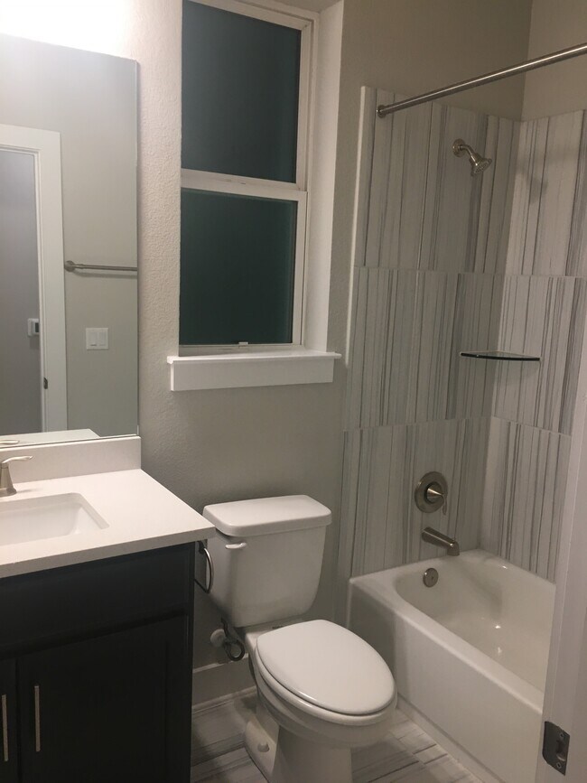 Secondary bath with bathtub - 2000 Warely Ln
