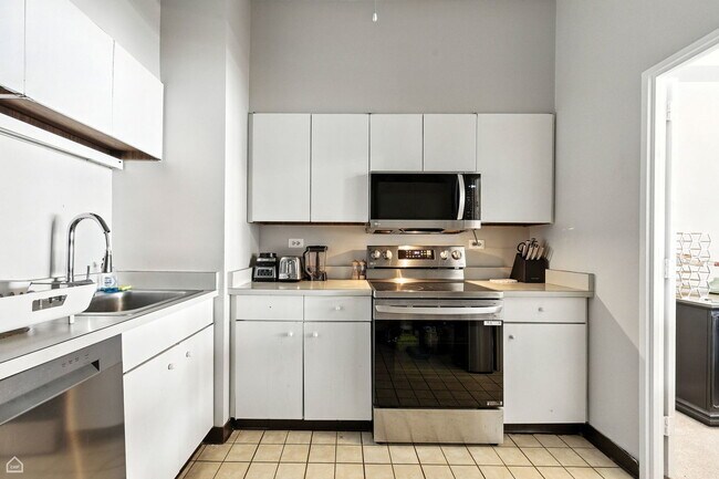 Building Photo - 175 E Delaware Pl