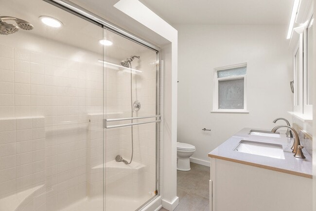 Building Photo - 3 bedroom 1.75 bath House