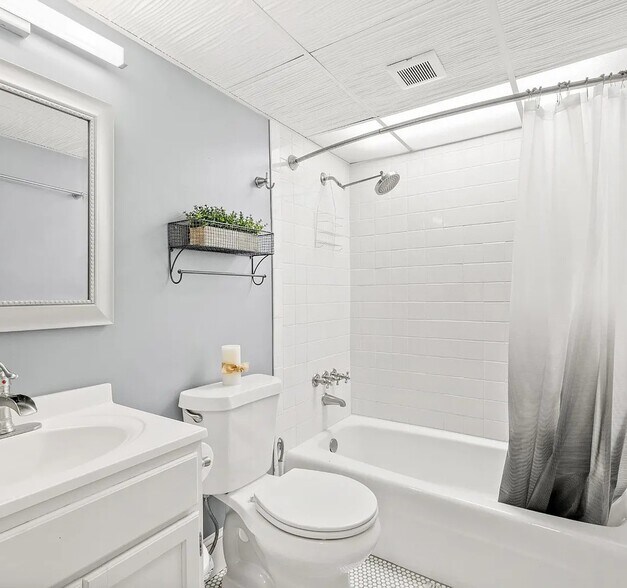 Bathroom - 2718 Painter Ave