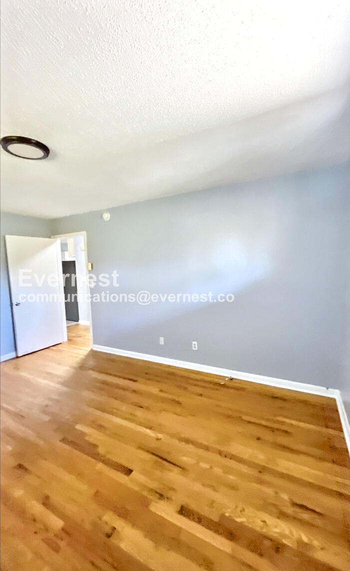 Building Photo - 18 Inglenook Dr