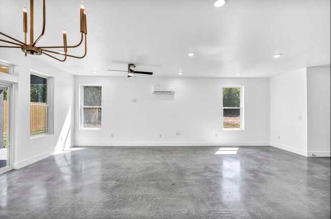 Building Photo - 1006 E Marble St
