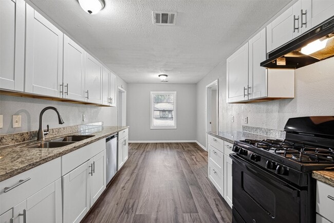 Building Photo - 4909 Holloway Dr
