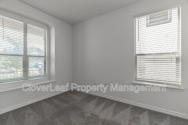 Building Photo - 308 Rustic Springs