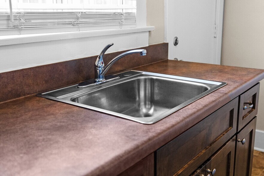 Building Photo - 1460 Gaviota Ave