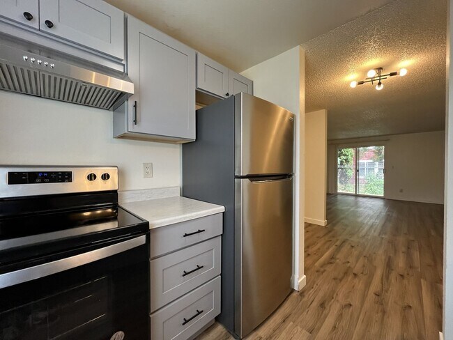 Building Photo - Spacious Corner Apartment with Three Bedrooms, Open Living Space & Modern Kitchen