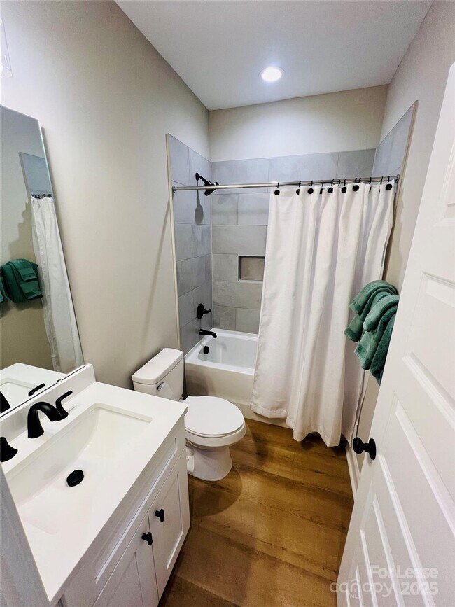 Building Photo - 571 Reid St