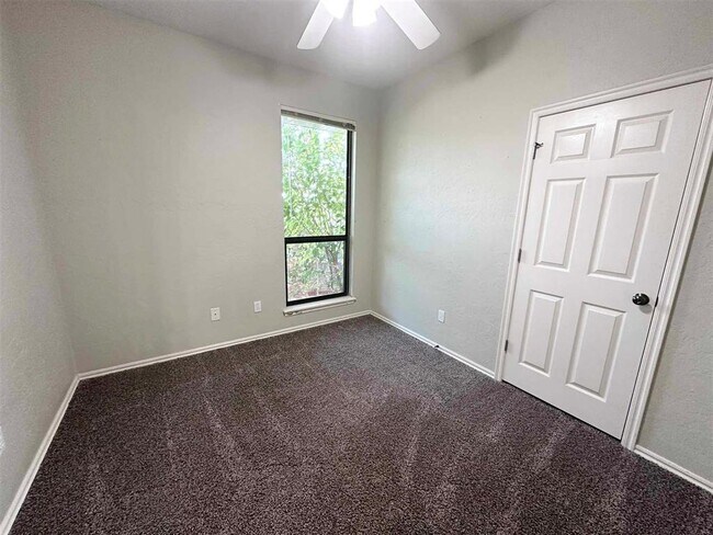 Building Photo - 10000 Shadowview Dr