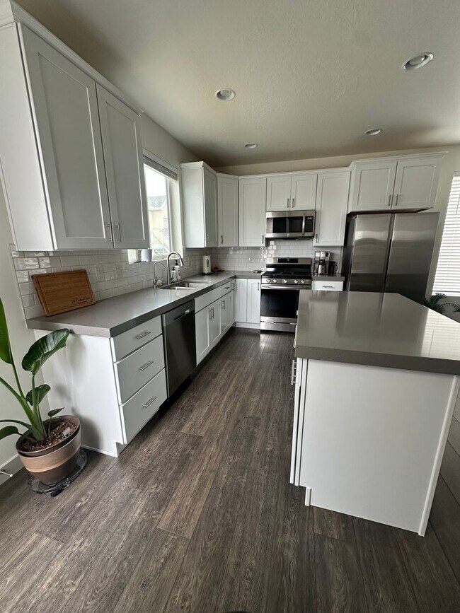 Building Photo - GORGEOUS Bountiful Home!!!