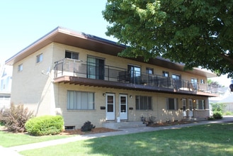 Building Photo - Modern, comfortable townhome living just steps from the Fox River and Oshkosh’s lively downtown.