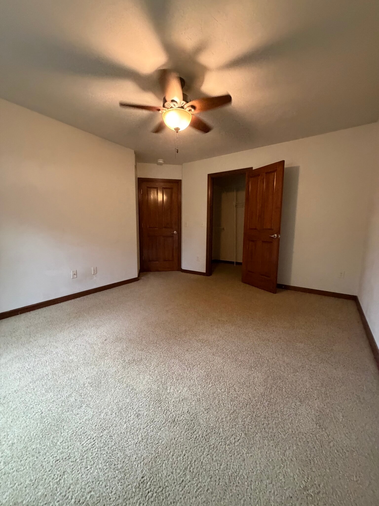 Building Photo - 2701 E Glenhurst Ln
