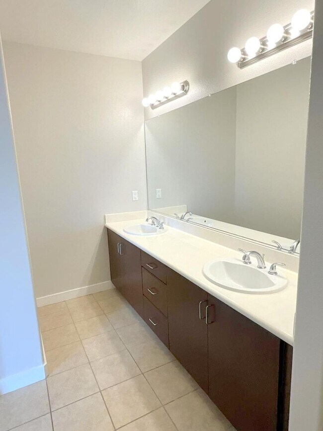 Building Photo - Great Corner Condo ! Lots Of Light ! Elan ...