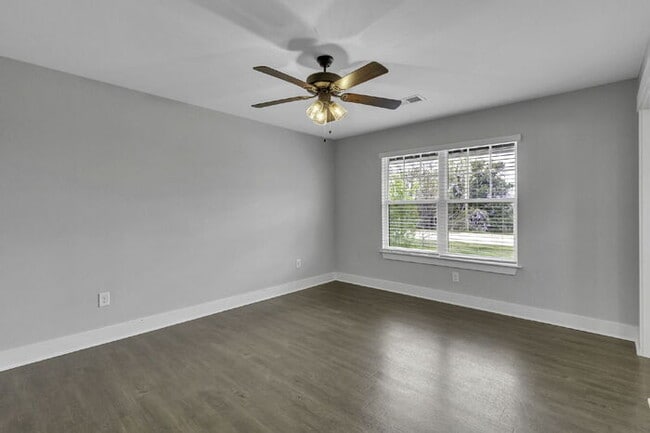 Building Photo - Charming 3-Bedroom Townhouse Retreat in Travelers Rest