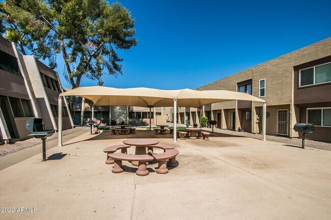 Building Photo - 626 W 14th St