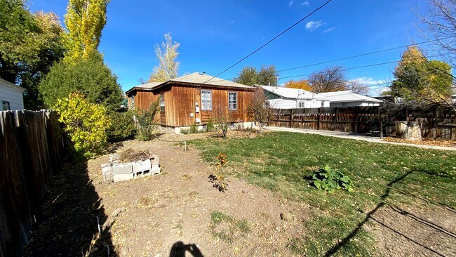 Building Photo - 4 Bedroom 1.5 Bath House with Washer and D...
