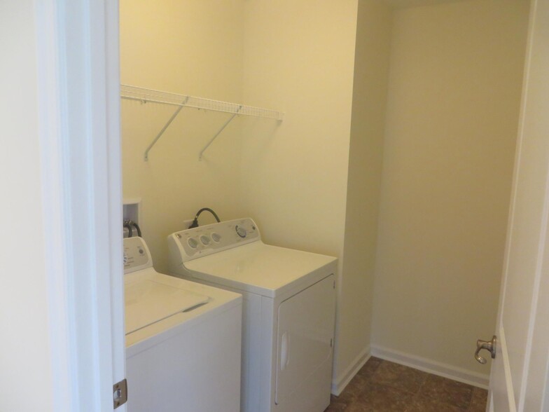 Laundry - 1280 Madison Ln