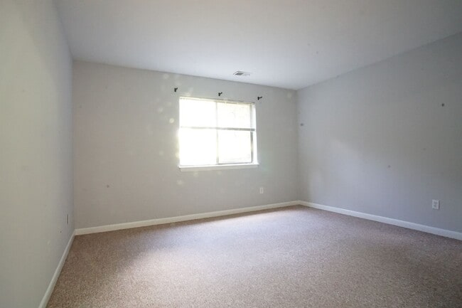 Building Photo - 3 Bed/2 Bath Townhouse. On Bus Route to Campus. Parking.