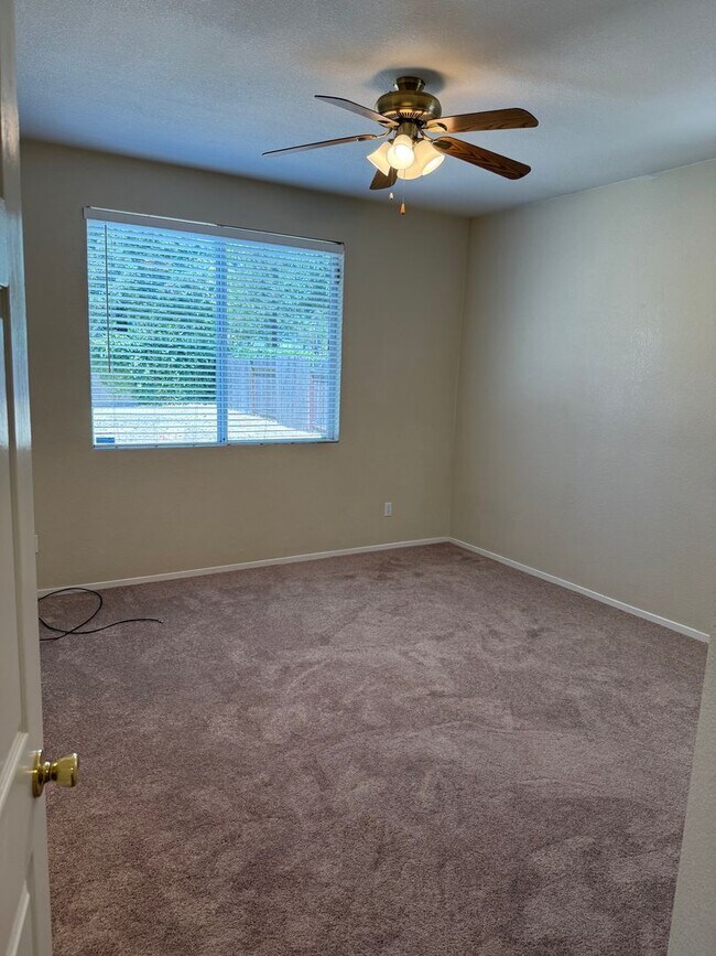Building Photo - NICE SINGLE STORY HOME NEAR PARK AND SCHOOLS!